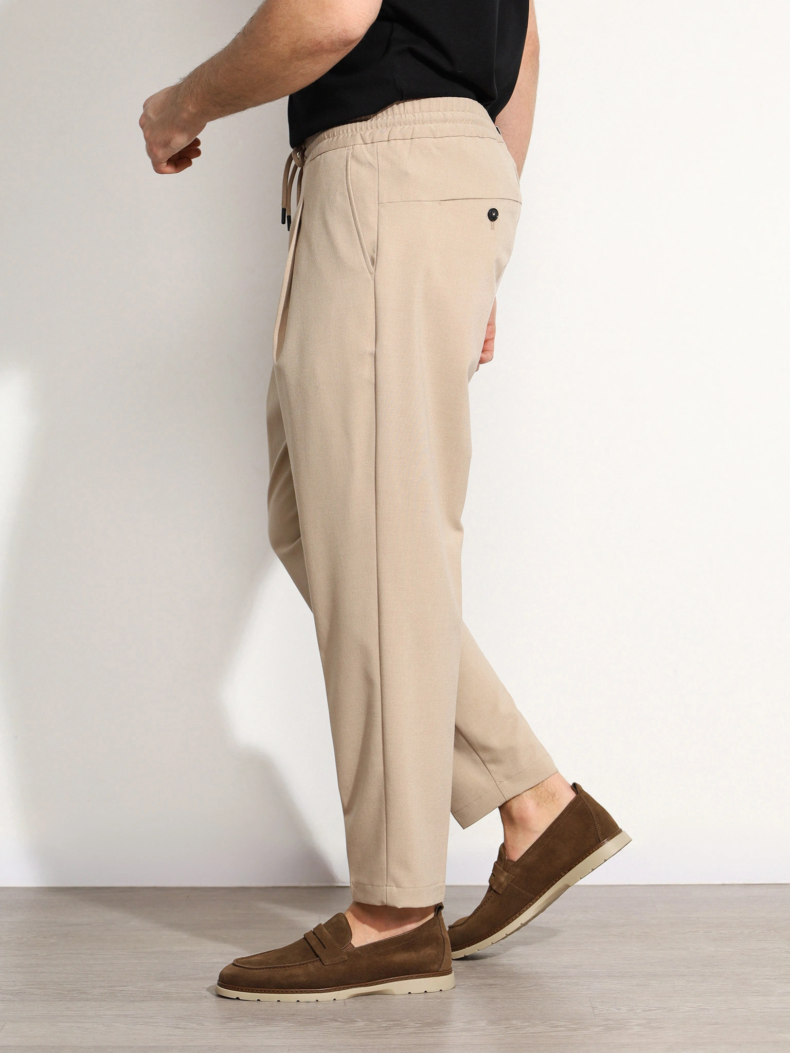 Брюки бежевого цвета прямого кроя без застежки